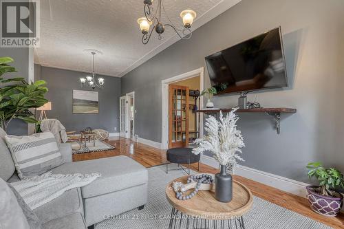 54 Regent Street, St. Thomas, ON - Indoor Photo Showing Living Room