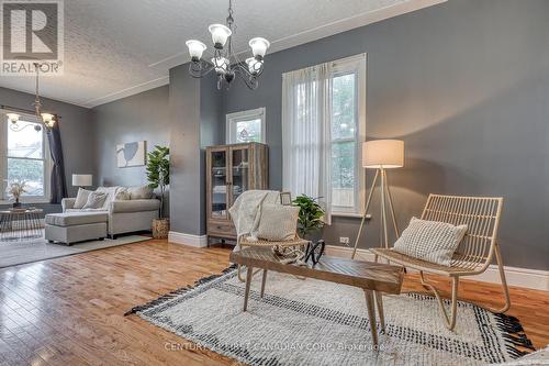 54 Regent Street, St. Thomas, ON - Indoor Photo Showing Living Room