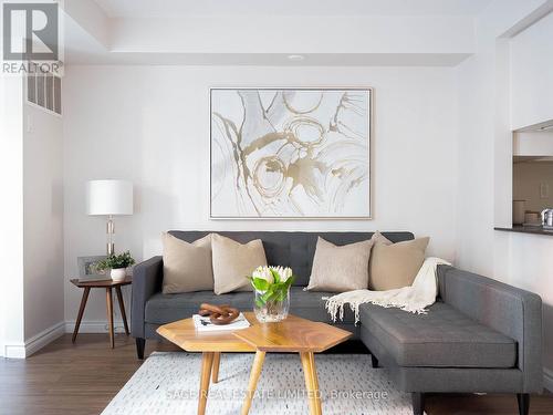 925 - 16 Laidlaw Street, Toronto (South Parkdale), ON - Indoor Photo Showing Living Room