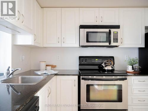 925 - 16 Laidlaw Street, Toronto (South Parkdale), ON - Indoor Photo Showing Kitchen