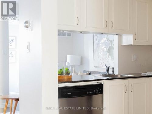 925 - 16 Laidlaw Street, Toronto (South Parkdale), ON - Indoor Photo Showing Kitchen