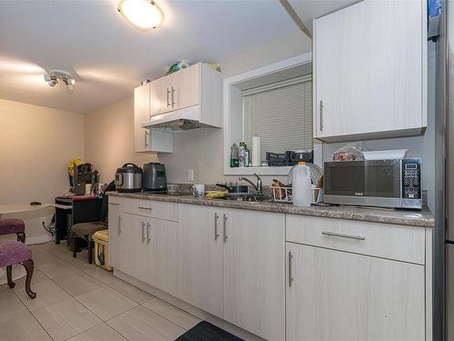 610 Manchester Rd, Victoria, BC - Indoor Photo Showing Kitchen