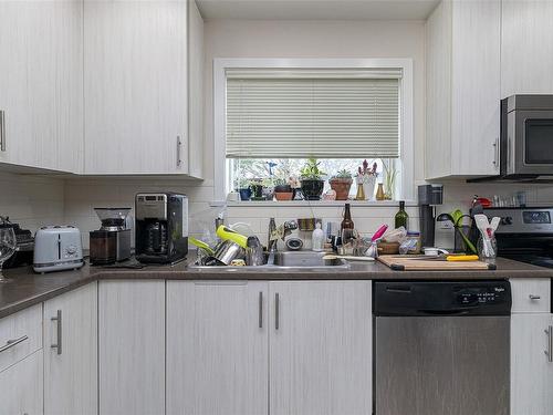 610 Manchester Rd, Victoria, BC - Indoor Photo Showing Kitchen With Double Sink