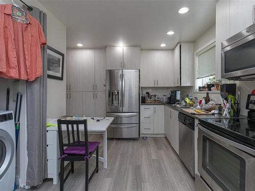 610 Manchester Rd, Victoria, BC - Indoor Photo Showing Kitchen