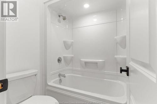 2557 Mayfair Avenue, Lasalle, ON - Indoor Photo Showing Bathroom