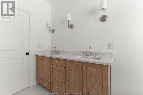 2557 Mayfair Avenue, Lasalle, ON - Indoor Photo Showing Bathroom