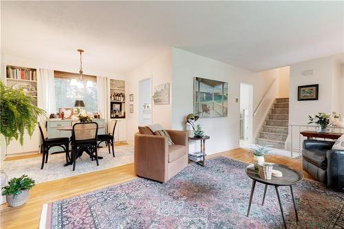 124 Ulster Drive, Oakville, ON - Indoor Photo Showing Living Room