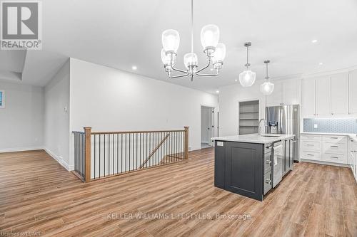 112 Leneve Street, Lambton Shores (Forest), ON - Indoor Photo Showing Kitchen With Upgraded Kitchen