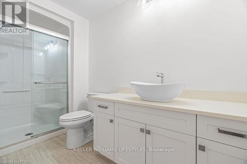 112 Leneve Street, Lambton Shores (Forest), ON - Indoor Photo Showing Bathroom