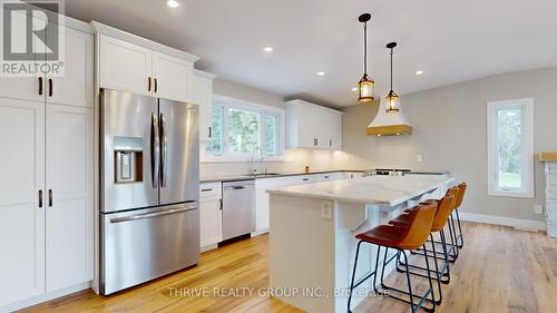 1559 Elmtree Drive, North Middlesex (Parkhill), ON - Indoor Photo Showing Kitchen With Upgraded Kitchen