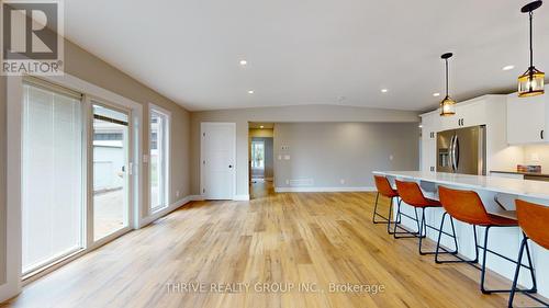 1559 Elmtree Drive, North Middlesex (Parkhill), ON - Indoor Photo Showing Kitchen With Upgraded Kitchen