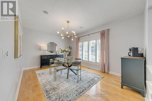 4 Maplehyrn Avenue, East Gwillimbury, ON - Indoor Photo Showing Living Room