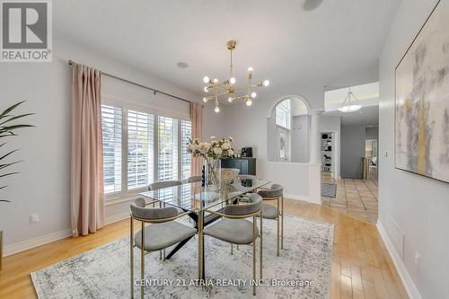 4 Maplehyrn Avenue, East Gwillimbury, ON - Indoor Photo Showing Dining Room