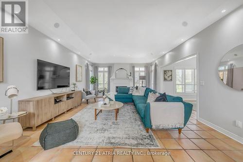 4 Maplehyrn Avenue, East Gwillimbury, ON - Indoor Photo Showing Living Room