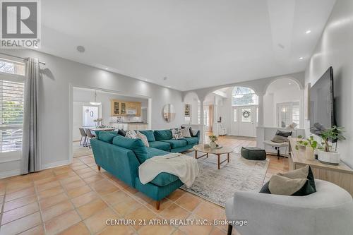 4 Maplehyrn Avenue, East Gwillimbury, ON - Indoor Photo Showing Living Room