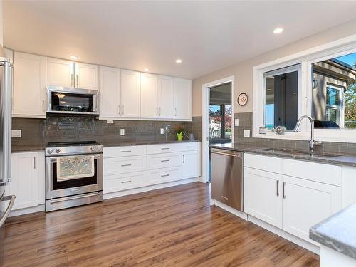 5301-2829 Arbutus Rd, Saanich, BC - Indoor Photo Showing Kitchen