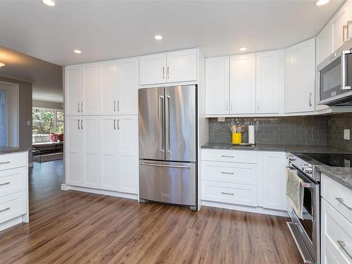 5301-2829 Arbutus Rd, Saanich, BC - Indoor Photo Showing Kitchen With Upgraded Kitchen