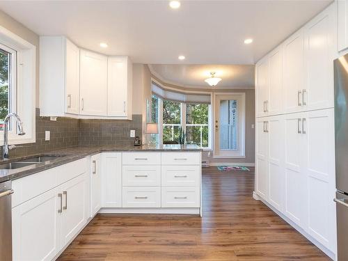 5301-2829 Arbutus Rd, Saanich, BC - Indoor Photo Showing Kitchen With Double Sink