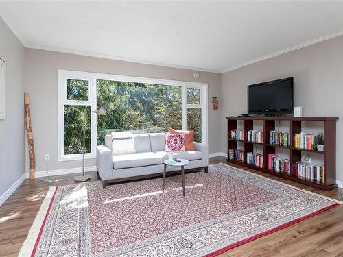 5301-2829 Arbutus Rd, Saanich, BC - Indoor Photo Showing Living Room