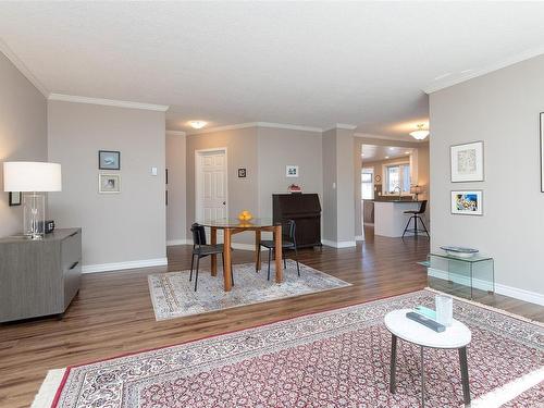 5301-2829 Arbutus Rd, Saanich, BC - Indoor Photo Showing Living Room