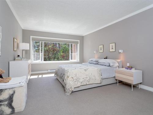 5301-2829 Arbutus Rd, Saanich, BC - Indoor Photo Showing Bedroom