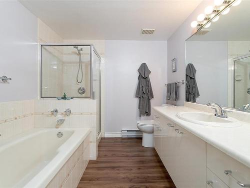 5301-2829 Arbutus Rd, Saanich, BC - Indoor Photo Showing Bathroom