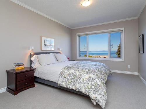 5301-2829 Arbutus Rd, Saanich, BC - Indoor Photo Showing Bedroom