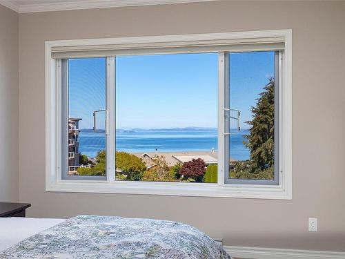 5301-2829 Arbutus Rd, Saanich, BC - Indoor Photo Showing Bedroom