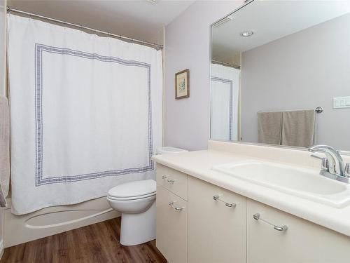 5301-2829 Arbutus Rd, Saanich, BC - Indoor Photo Showing Bathroom