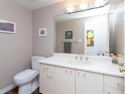 5301-2829 Arbutus Rd, Saanich, BC - Indoor Photo Showing Bathroom