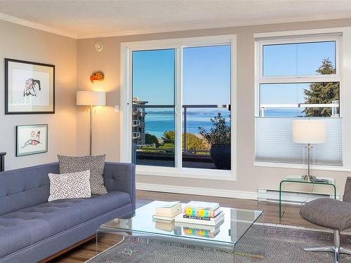 5301-2829 Arbutus Rd, Saanich, BC - Indoor Photo Showing Living Room