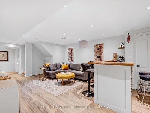 83 Aloe Ave, Richmond Hill, ON - Indoor Photo Showing Living Room