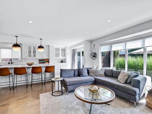 83 Aloe Ave, Richmond Hill, ON - Indoor Photo Showing Living Room