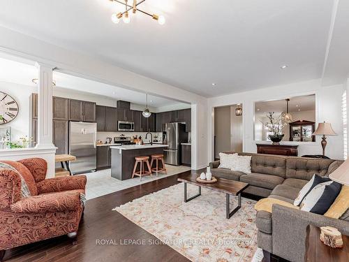 326 Chouinard Way, Aurora, ON - Indoor Photo Showing Living Room