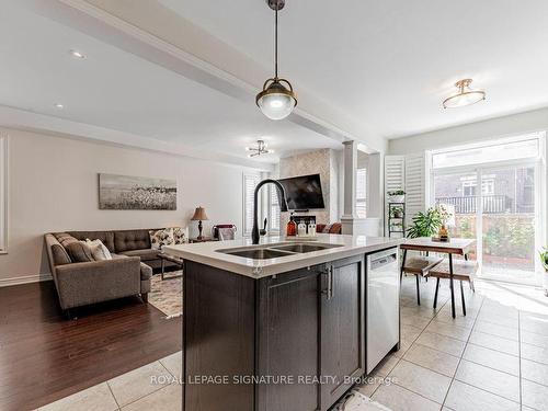 326 Chouinard Way, Aurora, ON - Indoor Photo Showing Kitchen With Double Sink