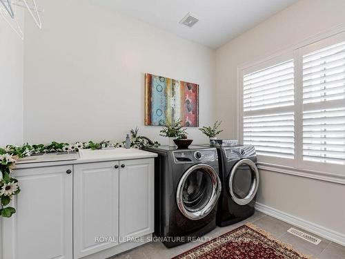 326 Chouinard Way, Aurora, ON - Indoor Photo Showing Laundry Room