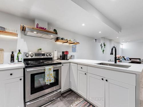 326 Chouinard Way, Aurora, ON - Indoor Photo Showing Kitchen