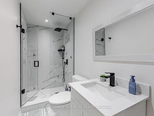 326 Chouinard Way, Aurora, ON - Indoor Photo Showing Bathroom