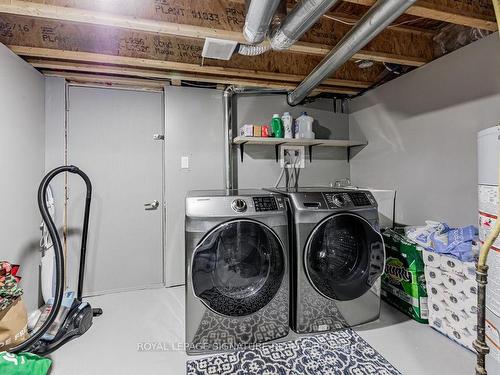 326 Chouinard Way, Aurora, ON - Indoor Photo Showing Laundry Room