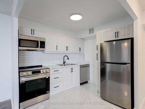 2605-380 Dixon Rd, Toronto, ON - Indoor Photo Showing Kitchen