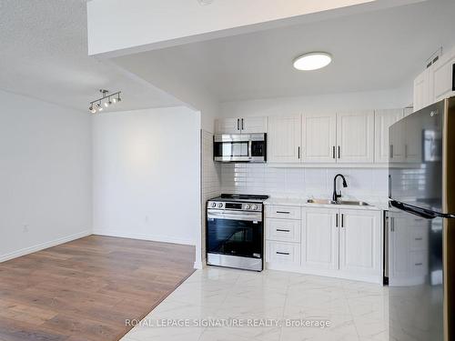 2605-380 Dixon Rd, Toronto, ON - Indoor Photo Showing Kitchen