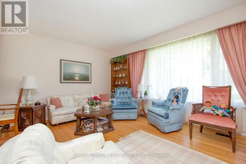 19 Sunicrest Boulevard, Clarington (Bowmanville), ON - Indoor Photo Showing Living Room