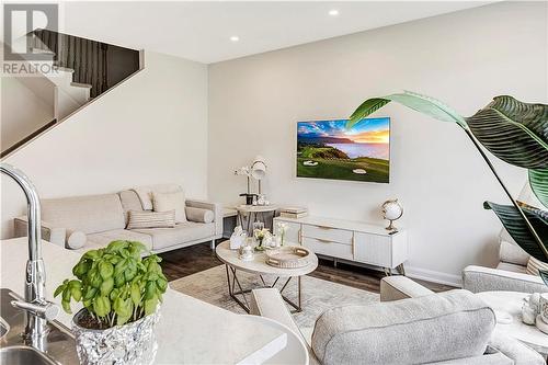 43 Finglas Court, Ottawa, ON - Indoor Photo Showing Living Room