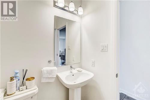 43 Finglas Court, Ottawa, ON - Indoor Photo Showing Bathroom