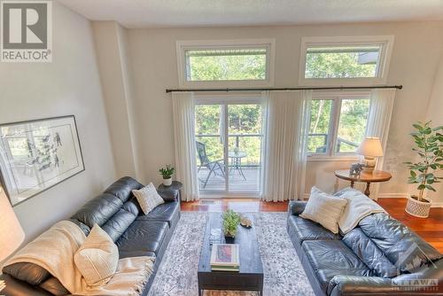 655 Richmond Road Unit#34, Ottawa, ON - Indoor Photo Showing Living Room