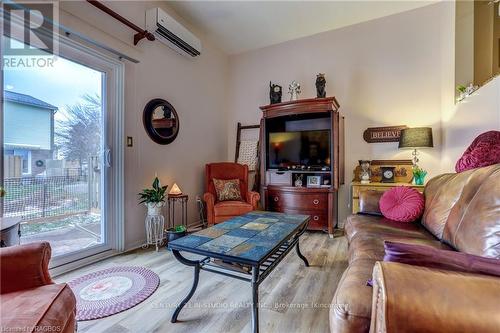 8 Philip Place, Kincardine, ON - Indoor Photo Showing Living Room