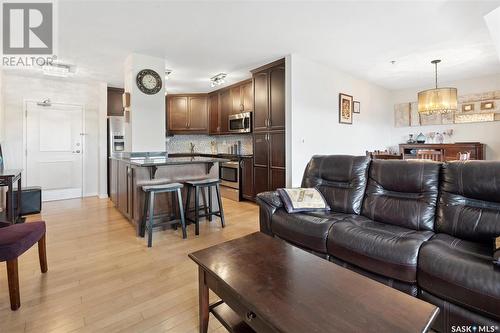 801 902 Spadina Crescent E, Saskatoon, SK - Indoor Photo Showing Living Room