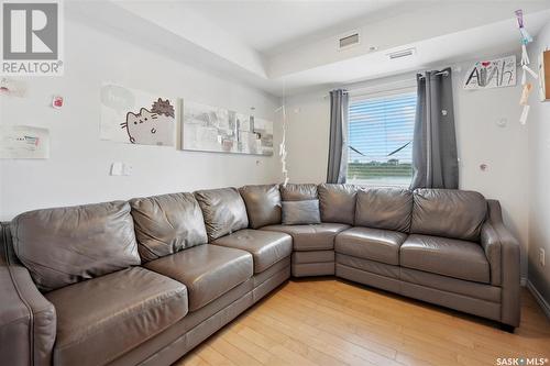 801 902 Spadina Crescent E, Saskatoon, SK - Indoor Photo Showing Living Room