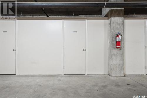 801 902 Spadina Crescent E, Saskatoon, SK - Indoor Photo Showing Garage