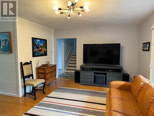 163 Clapperton Street, Barrie (City Centre), ON - Indoor Photo Showing Living Room